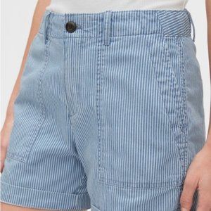 NWT GAP Utility Khaki 5" Short- Size 4- Pinstripe